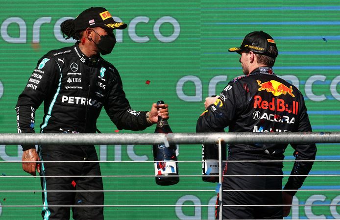 Verstappen en Hamilton op het podium.