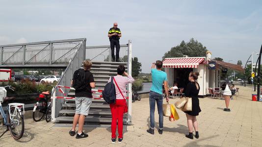 Automobilisten moeten wachten tot de politie het parkeerterrein vrijgeeft.