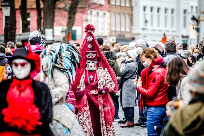 Succes Dank u voor uw hulp Specifiek IN BEELD. Het lijkt wel 'The Masked Singer' in Brugge, zonder BV's (denken  we toch) | Brugge | pzc.nl