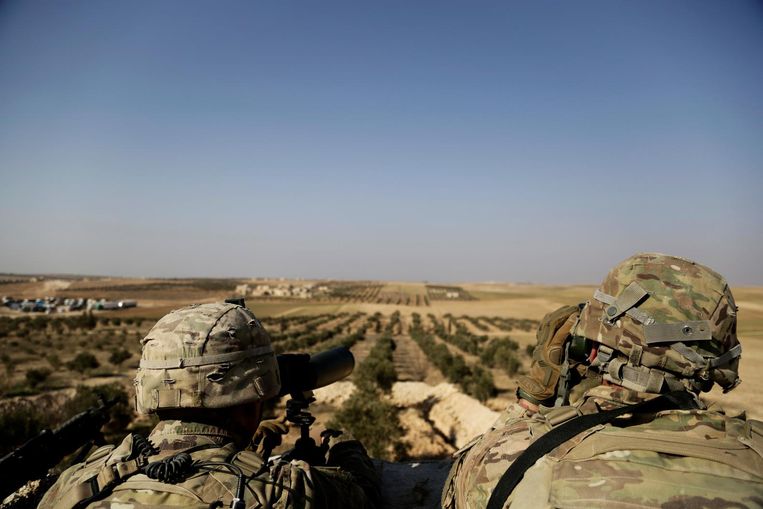 Amerikaanse troepen kijken richting de Turkse grens in het noorden van Syrië, nabij Manbij Beeld ap