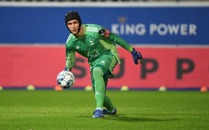 Sinds een botsing tegen Club Brugge speelt Runarsson met een helm om zijn hoofdwonde te beschermen.