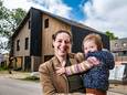 Ancel Hoffer en dochter Lena voor hun huis in de Tuinen van Zandweerd. Zij zijn een van de eerste bewoners van de wijk die zijn aangesloten op een warmtenet.