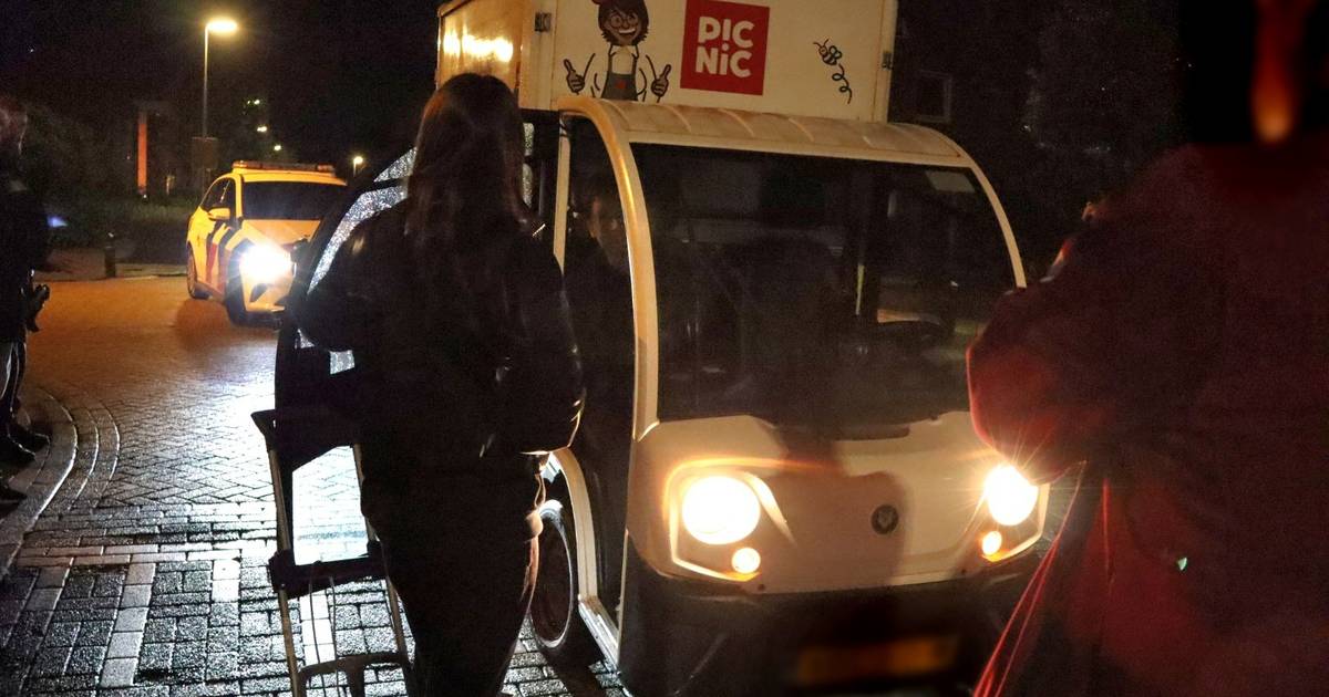Voetganger aangereden door Picnic-bezorgwagen in Drunen, gewonde jongen nagekeken in ambulance.