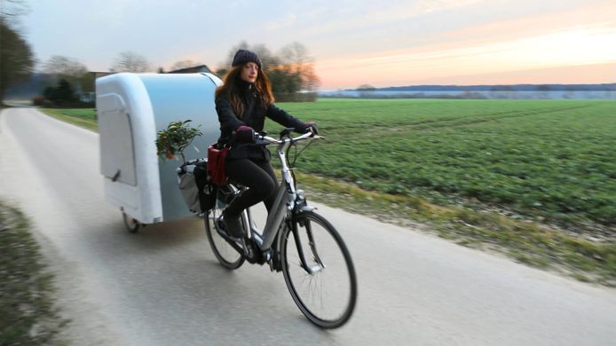Absurd ochtendgloren nemen U wilt met deze caravan het fietspad op, mag dat? | Auto | bd.nl
