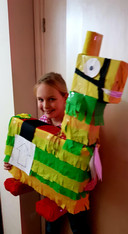 Fay (10) uit Nederasselt maakte deze Fortnite-lama voor klasgenoot Casper.