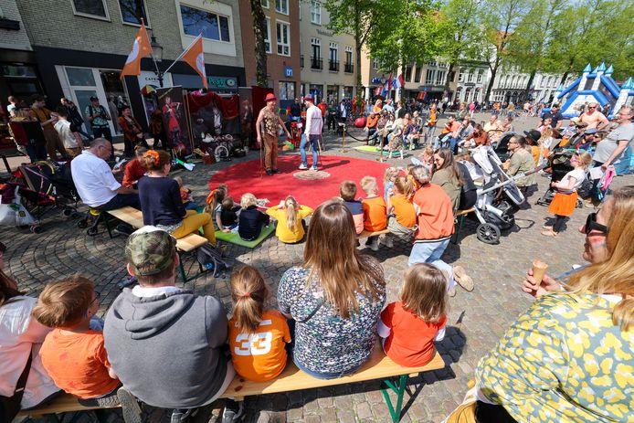 De Oranje-markt en circus in Sint-Oedenrode.