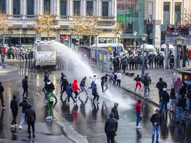 Stevige rellen in Luik: tweehonderd heethoofden plunderen winkels en bekogelen politie, vijf agenten in het ziekenhuis