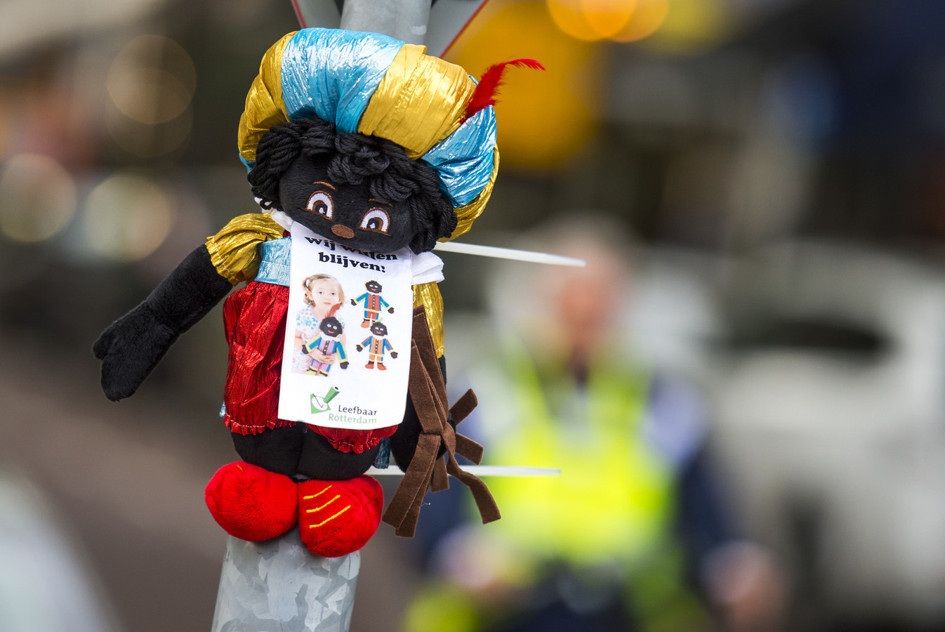 met de klok mee Smerig Agnes Gray Klant wil een zwarte Piet en anders niet' | Foto | AD.nl