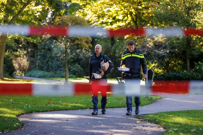De politie doet onderzoek in het stadspark van Kampen naar aanleiding van een zedenmisdrijf.