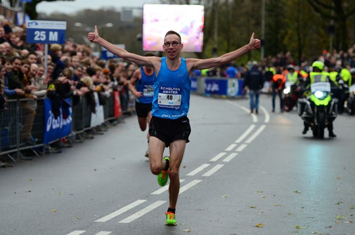 Dolf Jansen bij de finish van de Zevenheuvelenloop in 2018.