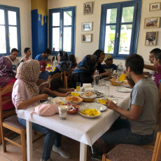 Vluchtelingen eten gratis in Nikos' taverne op Lesbos: 'Eindelijk kan ik ontspannen'