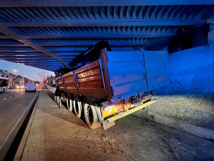 De vrachtwagen kwam vast te zitten onder de spoorwegbrug