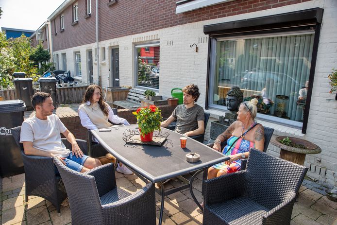 Tijdens een kunstproject in Woensel-West kwamen kunstenaars  Erik Peters en Reinier Postma erachter dat hier een echte voortuincultuur heerst. Zaterdag brachten ze een ode hieraan op het Edisonplein en nodigden ze alle bewoners uit om voor hun huis te gaan zitten. (vlnr) Daan Driessen, Joy Versandvoort, Bert Slenders en Annie van Vroonhoven.