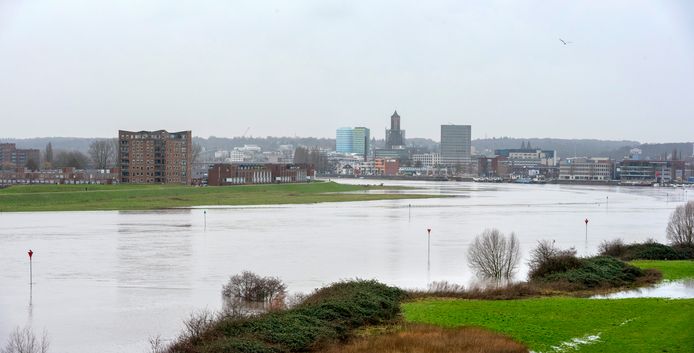 Het water in de Rijn bij Arnhem staat inmiddels zo hoog dat de kades zijn ondergelopen.