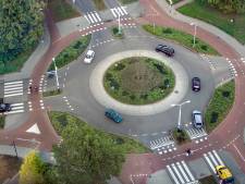 Ergernis over wildgroei aan rotondes: ‘Hoe heeft iemand dit kunnen bedenken?’