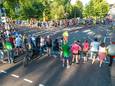 Het peloton atleten loopt vanuit de Van Karnebeekstraat de binnenstad in. De Halve Marathon van Zwolle is een topsport- en recreatief evenement.