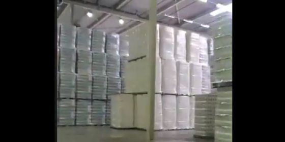 Vorkheftruckvideo Steekt De Draak Met Zinloos Hamsteren Van Toiletpapier De Volkskrant