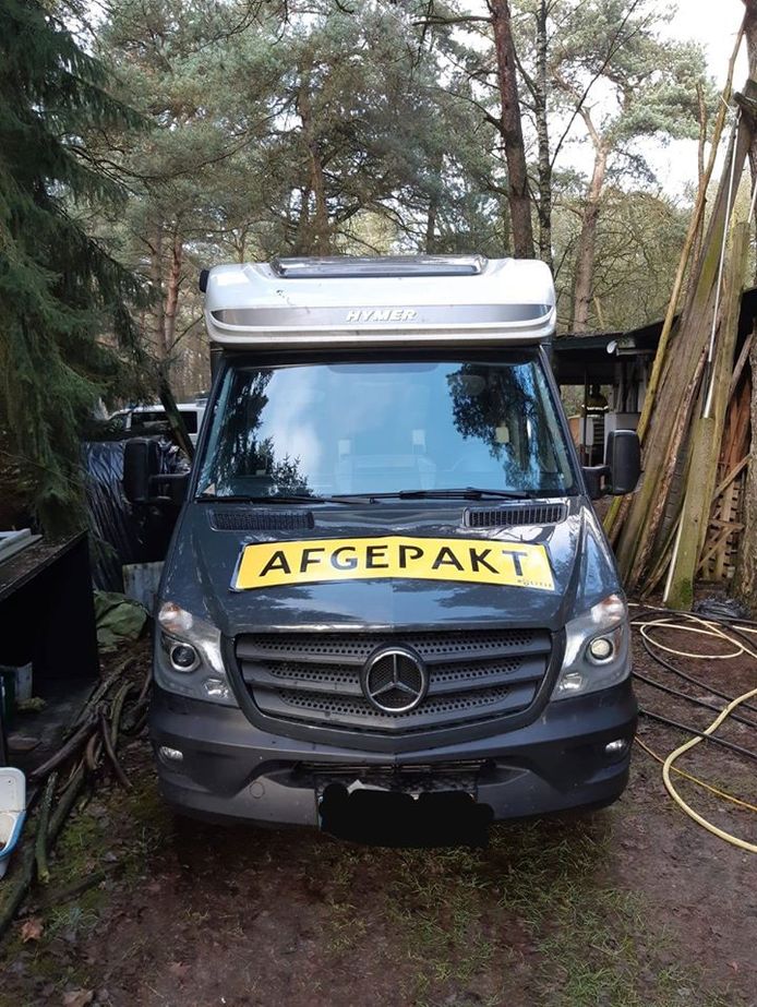 Twee auto's en een motor in beslag genomen, onderzoek naar witwassen