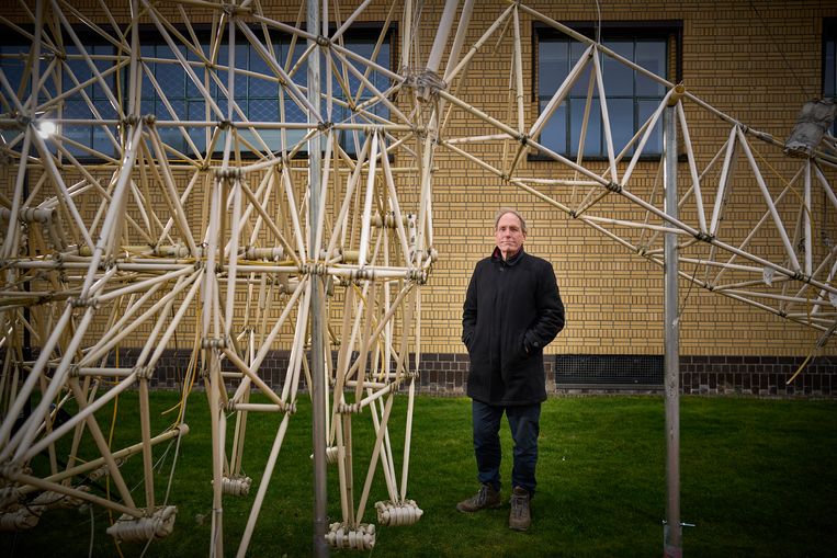 Theo Jansen bij een strandbeest. Beeld Phil Nijhuis