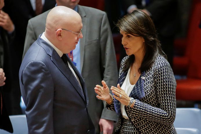 De Russische VN-ambassadeur Vasily Nebenzya in gesprek met zijn Amerikaanse collega Nikki Haley tijdens de zitting van de Veiligheidsraad.