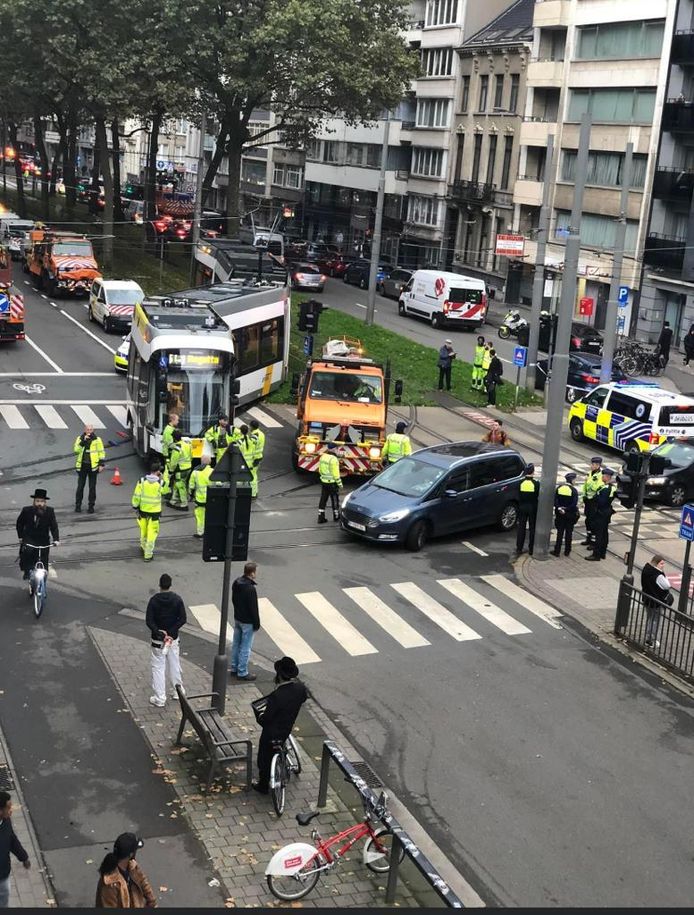 Het ongeval gebeurde op het kruispunt tussen de Lange Leemstraat en de Belgiëlei.