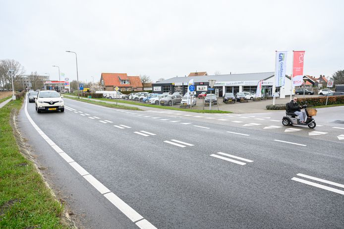 Links afslaan naar Goedbloed Auto's mag, maar bij drukte is het beter even een stukje door te rijden de rotonde rond, adviseert Jelle den Boer van het autobedrijf ook toekomstige klanten zijn PostNl servicepunt in de showroom.