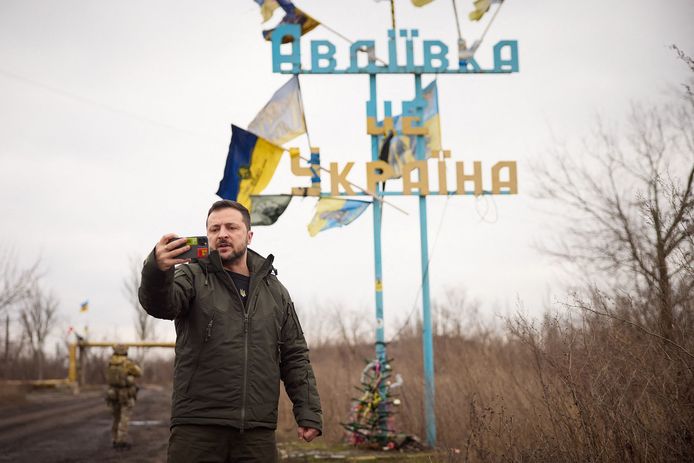 President Zelensky bezocht de stad twee maanden geleden. Op het bord staat 'Avdiivka is Oekraïne’.