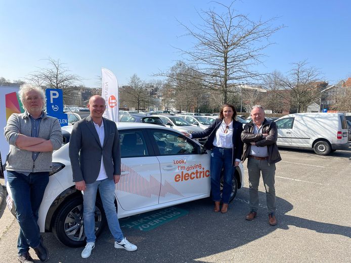 Vanaf vandaag kan je in Aarschot ook autodelen : directeur cambio Vlaanderen Geert Gisquière, schepen van Mobiliteit Stef Van Calster, burgemeester Gwendolyn Rutten en Willy Yserbijt, diensthoofd milieu bij Interleuven.