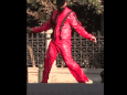 Un sosie de Michael Jackson devant le Palais d’Egmont pour réclamer la réouverture de la culture