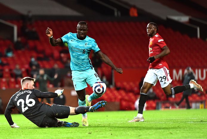Sadio Mané strandt op Manchester United-doelman Dean Henderson.