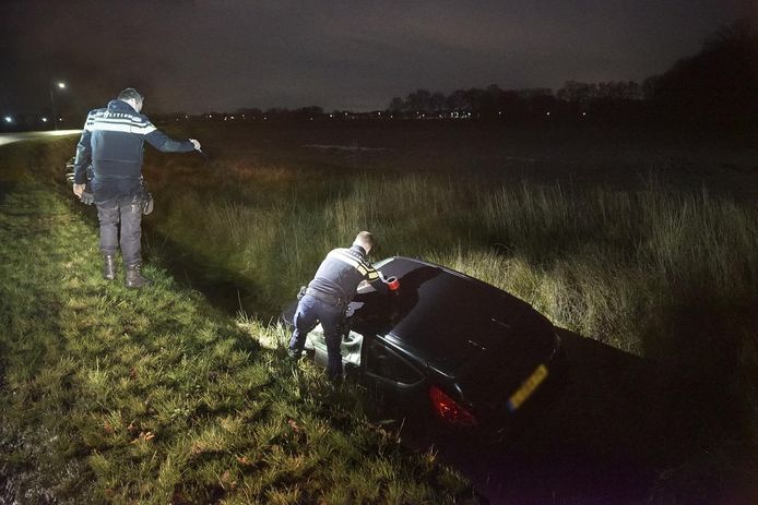 De politie treft een auto in de sloot aan zonder bestuurder.
