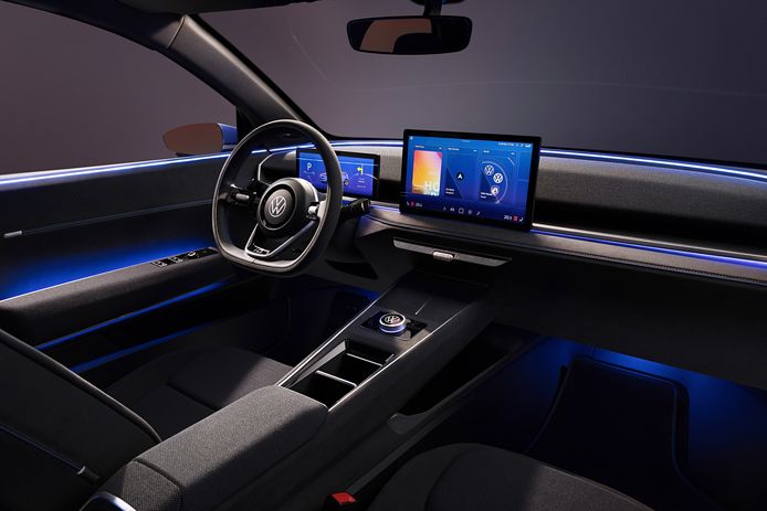 Een groot touchscreen domineert in het interieur.