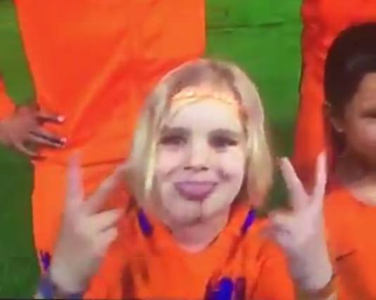 Puck maakt een Peace-teken voorafgaand aan de oefeninterland Nederland-Engeland.