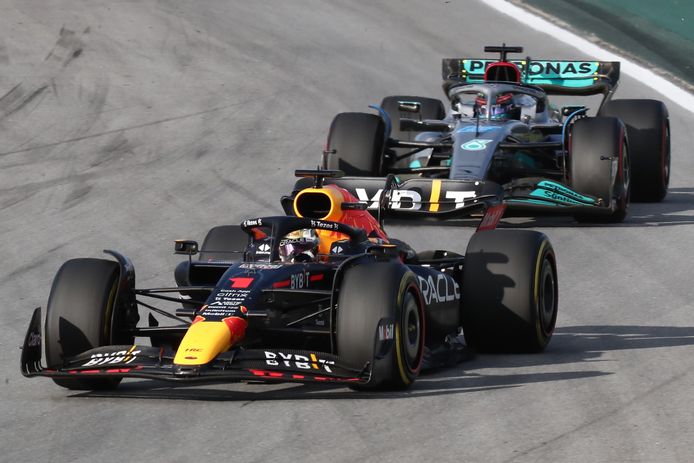 Max Verstappen (l) wordt achtervolgd door George Russell tijdens de sprintrace in Brazilië.