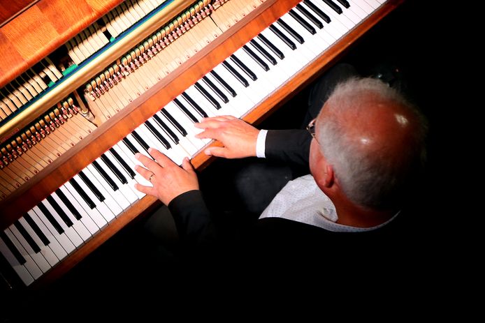 De Avenue. Met de traditionele slotceremonie werd het 50ste Breda Jazzfestival afgesloten. Harry Kanters.