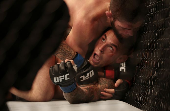 Dustin Poirier moet het afleggen tegen Khabib Nurmagomedov.