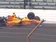 VIDEO. Alonso maakt stevige crash op training voor Indy 500: “Mijn fout”