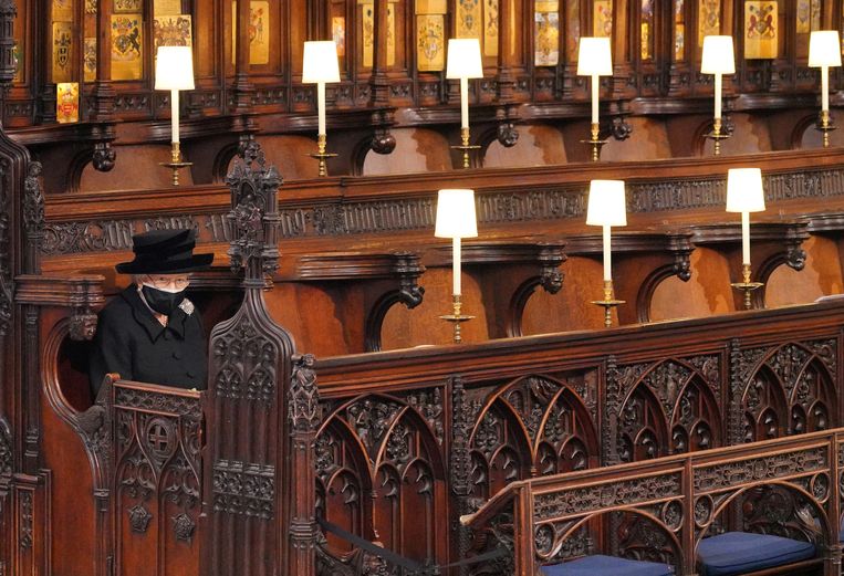 Koningin Elizabeth alleen in de kerkbanken op de uitvaart van haar echtgenoot prins Philip in april.  Beeld REUTERS