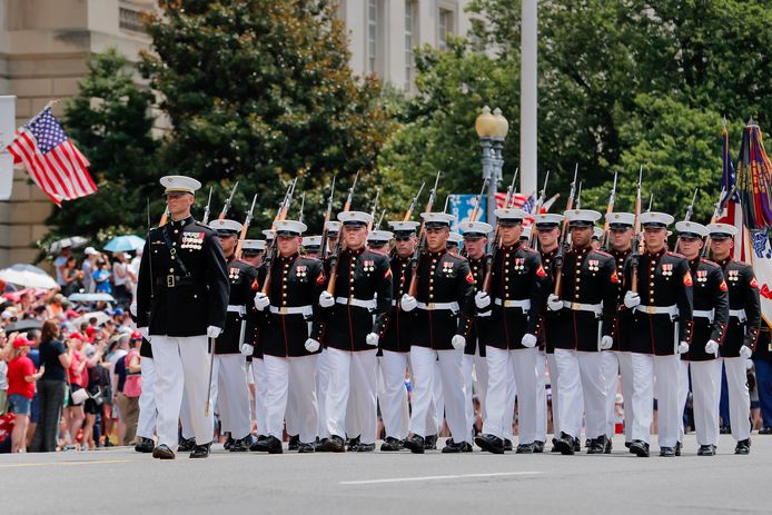 Leden van het  US Marine Corps marcheren bij de zopas gestarte parade.