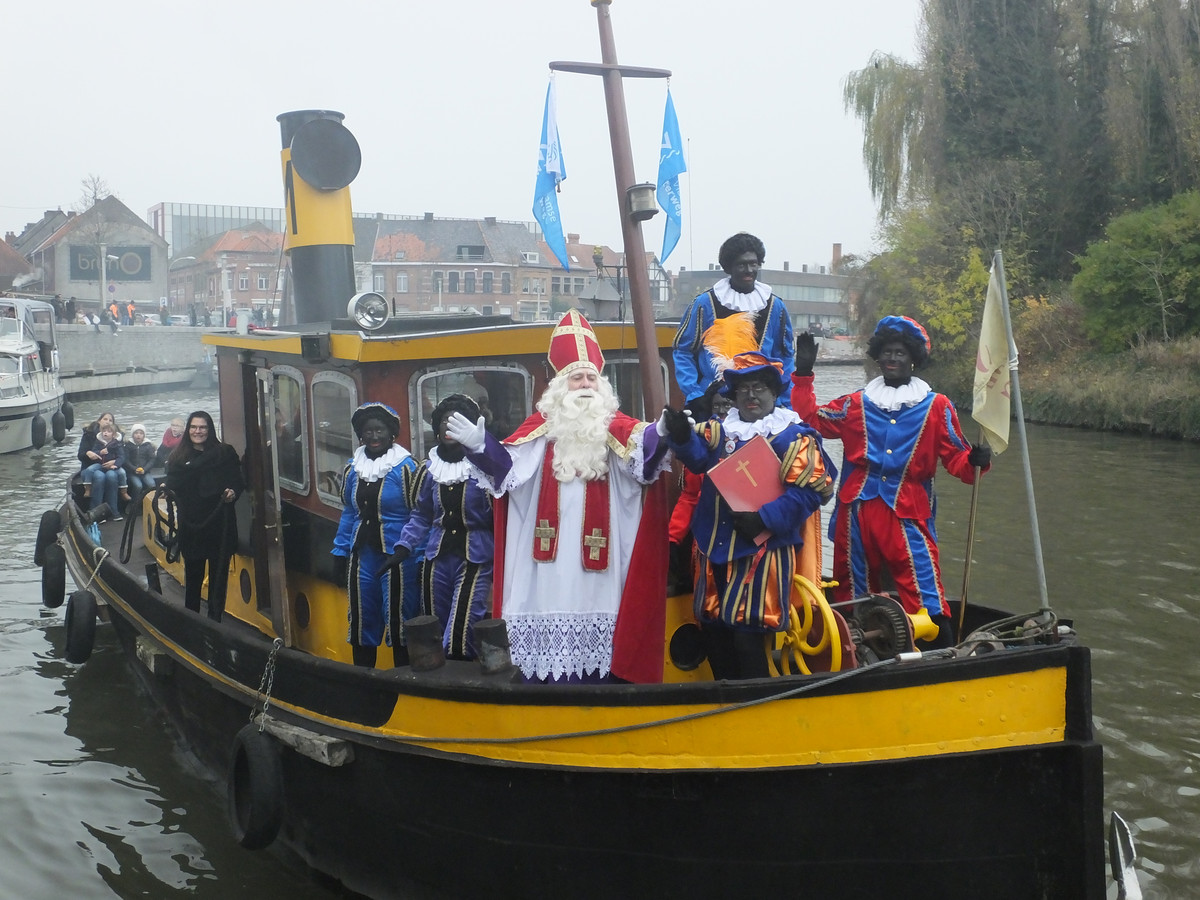 Sinterklaas en Zwarte massa naar buiten | Foto | hln.be