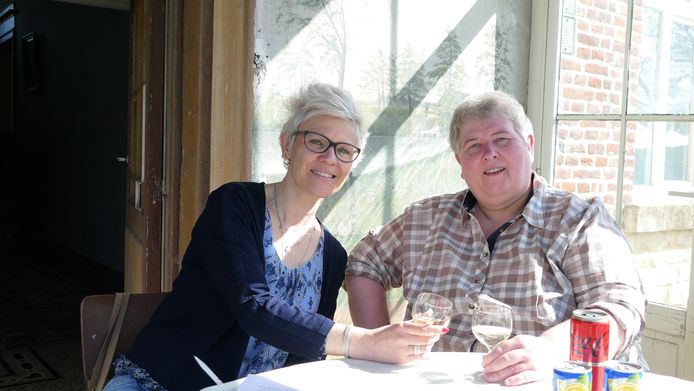 An Hendrickx (links) en Chantal Lemmens staan te popelen om Café De Liefde in Meerbeek te openen.