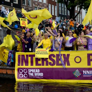 Live: Pride 2025 | Volop feest tijdens de Canal Parade: ‘Het is niet alleen de botenparade, maar ook de blije sfeer in de stad’