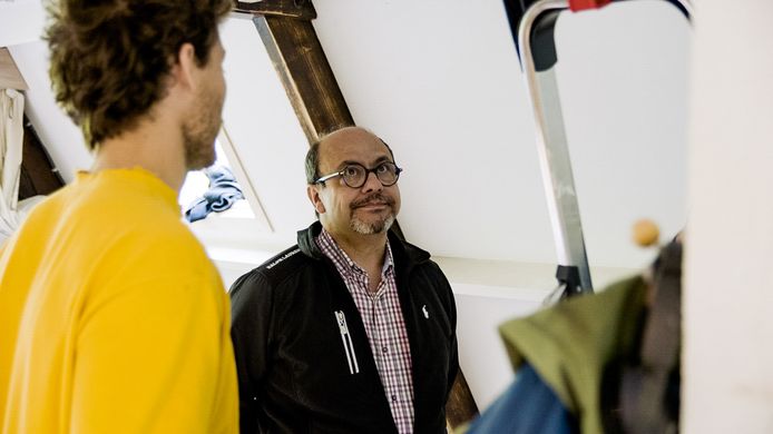 Francis Sanchez bekijkt de bouwwerken van de deelnemende duo's van 'Vakantiehuis for Life'.