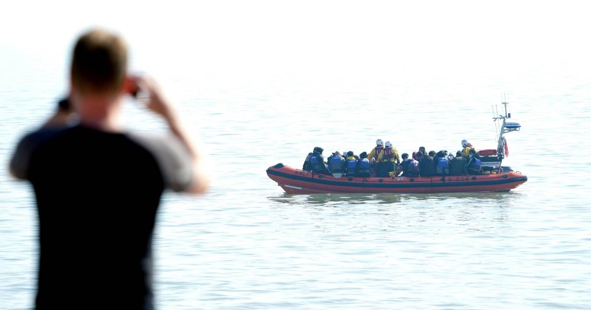 Britse kustwacht traint op het terugduwen van bootvluchtelingen