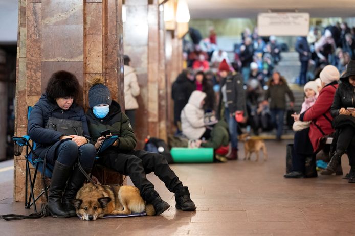 Mensen schuilen in een metrostation tijdens massale Russische raketaanvallen in Kiev.