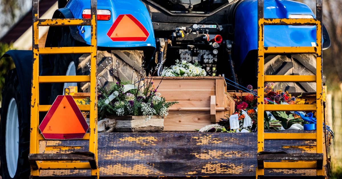 Adieu spécial à Jesse (20 ans) : son cercueil est transporté au cimetière à l’arrière d’une remorque surbaissée |  Vous ne devriez pas manquer ces histoires de Rotterdam
