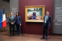 De Franse minister van Cultuur Rima Abdul Malak (midden), LVMH’s adviseur Jean-Paul Claverie (links) en de directeur van het Orsay Museum Christophe Leribault (rechts) presenteren het schilderij ‘Partie de Bateau’, een negentiende-eeuws meesterwerk van schilder Gustave Caillebotte.