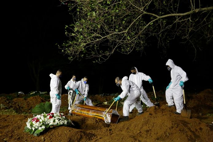 Een overleden Covid-patiënt wordt begraven in São Paulo.