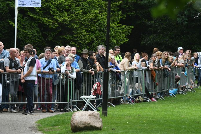 Het publiek is massaal toegestroomd om een glimp van koning Willem-Alexander op te vangen.