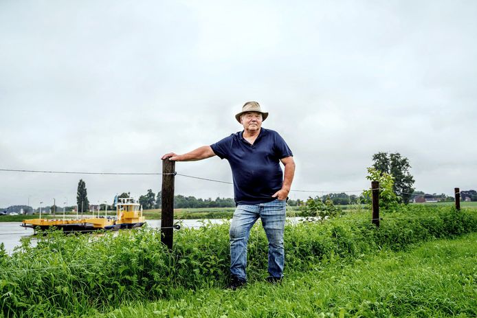 Cees Roffelsen bij het veer in Appeltern.
